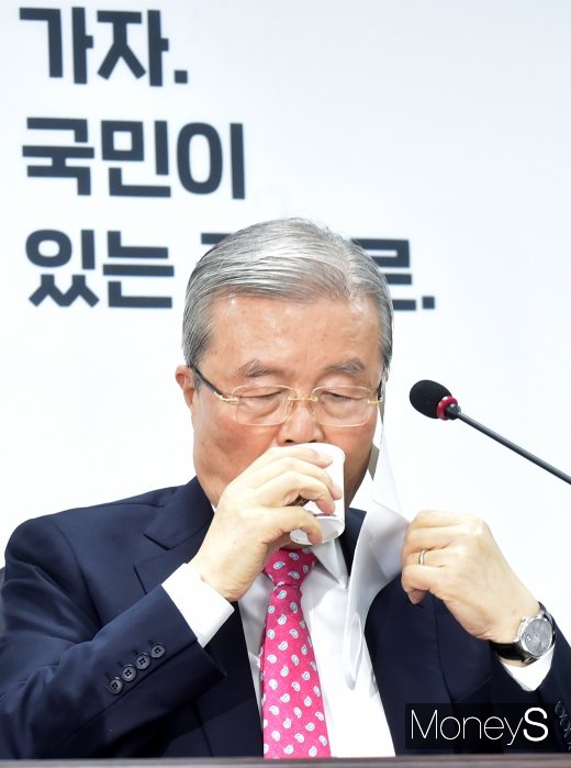 [머니S포토] 목 축이는 김종인 비대위원장