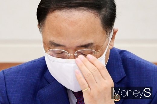 홍남기 경제부총리가 지난달 21일 서울 여의도 국회 본관 430호에서 열린 2020 4차 추경안 등 관련 국회 기획재정위원회 전체회의에 출석, 안경을 고쳐쓰고 있다./사진=임한별 기자