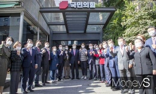 김종인 비상대책위원장과 주호영 원내대표 등 인사들이 5일 서울 영등포구 국민의힘 중앙당사에서 현판식 후 기념촬영을 갖고 있다. /사진=임한별 기자