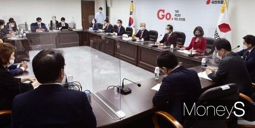 김종인 비상대책위원장이 5일 서울 여의도 국민의힘 중앙당사에서 열린 비상대책위원회의를 주재하고 있다. /사진=임한별 기자