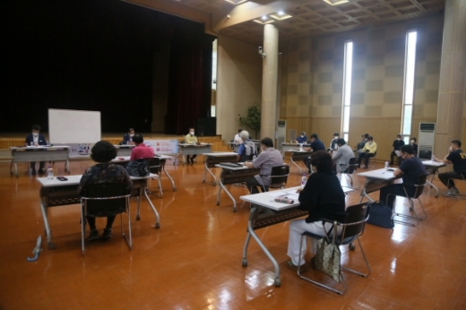 고양시 덕양구는 지난 14일 덕양구청 대회의실에서 개발제한구역 내 12개 불법 폐기물수집․운반업 토지주 및 관련부서, 경기도특별사법경찰단 등이 참석한 가운데 불법 폐기물 수집․운반업 근절을 위한 간담회를 개최했다. / 사진제공=고양시