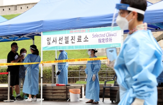 국내 신종 코로나바이러스 감염증(코로나19) 신규확진자 수가 나흘 연속 두 자릿수를 유지하고 있는 가운데 방역당국은 긴장의 끈을 놓지 않고 있다. 연휴 동안 검사 수 자체가 줄어든 데다 '감염경로 미상' 집단감염이 산발적으로 발생했기 때문이다./사진=김휘선 머니투데이 기자