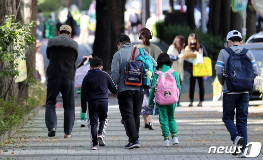 5일 오전 서울의 한 초등학교에서 한 어린이가 아빠 손을 잡고 등교하고 있다. /사진=뉴스1