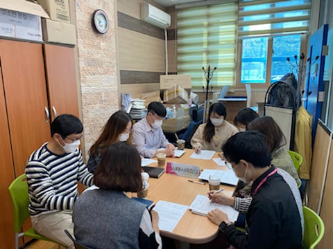 동두천시 무한돌봄센터는 지난달 29일 내부사례회의를 개최하여, 코로나19의 여파로 도움을 요청한 복지사각지대 가구를 통합사례관리 대상자로 선정했다. / 사진제공=동두천시