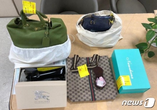 지난해 4월, 고액체납자 집에서 나온 명품 가방들./사진=뉴스1DB
