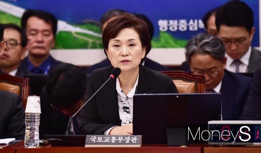 최근 서거한 쿠웨이트 국왕 조문 사절단장을 맡아 현지에 가 있는 김현미 국토부 장관의 일정 탓에 국토부 국감이 연기됐다. 사진은 지난해 국감에 참석했던 김현미 국토부 장관의 모습. /사진=임한별 기자