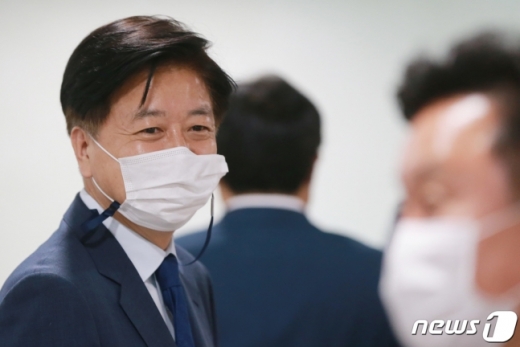민주당이 5일 국회에서 ‘미디어 언론상생 TF’ 발족 기자회견을 마친 후 단장을 맡은 노웅래 의원이 회견장을 나서고 있다. /사진=뉴스1