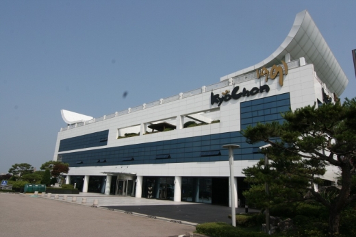 교촌치킨을 운영하는 교촌에프앤비가 유가증권시장 상장을 위해 5일 금융감독원에 증권신고서를 제출하고 본격적인 공모 절차에 들어갔다. /사진=교촌에프엔비