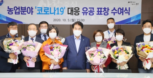 용인시는 5일 시청 시장실에서 코로나19로 어려움에 처한 농촌경제 회복에 기여한 유공자 11명에게 표창을 수여했다. / 사진제공=용인시