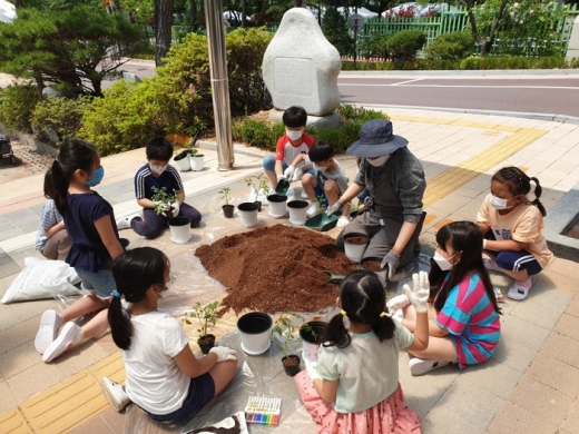 고양시(시장 이재준)는 올해 6월부터 관내 6개 초·중학교에서 실시하는 치유텃밭 교육이 학생들로부터 큰 호응을 얻고 있다고 5일 밝혔다. / 사진제공=고양시