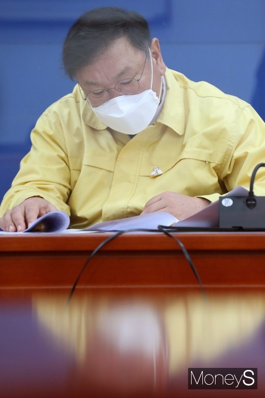 [머니S포토] 2020 국감 대책회의, 자료살피는 김태년