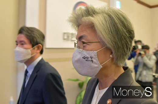 [머니S포토] '남편 미국행 논란' 속 강경화 외교부 장관