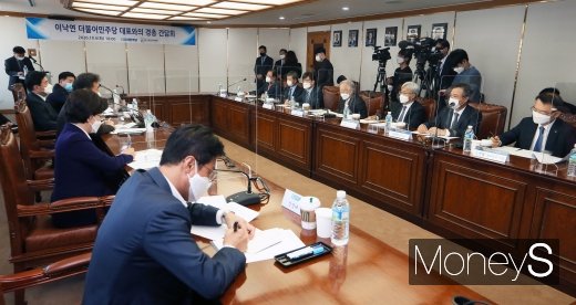 [머니S포토] 경총 찾아 간담회 갖는 이낙연 대표