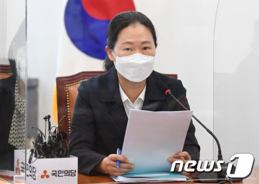 권은희 국민의당 원내대표가 6일 오전 서울 여의도 국회에서 공유정당 플랫폼 및 국정감사 37대 정책과제를 발표하고 있다. /사진=뉴스1