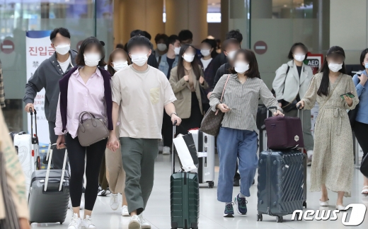 지난 29일 추석 연휴를 하루 앞두고 김포공항 국내선청사가 이용객들로 붐볐다. /사진=뉴스1