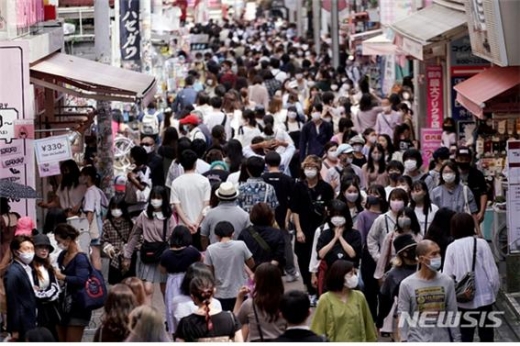 지난달 21일 일본 도쿄의 한 상가에서 신종 코로나바이러스 감염증(코로나19) 예방을 위해 마스크를 착용한 사람들이 걷고 있다./사진=뉴시스 