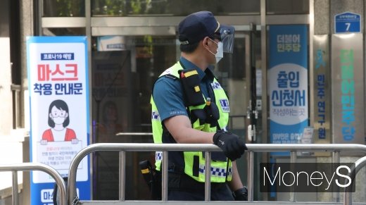 [머니S포토] 출입 통제된 여의도 더불어민주당사