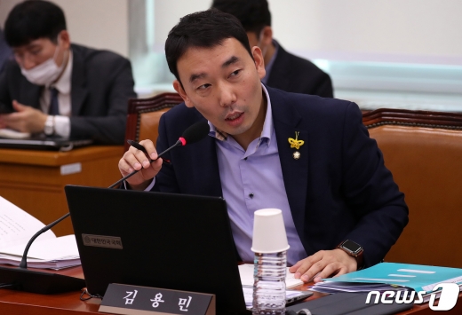 김용민 더불어민주당 의원이 진중권 전 동양대 교수가 자신을 모욕했다며 민사소송을 제기했다. © News1