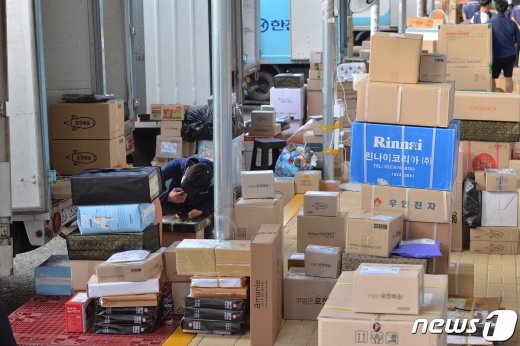올 추석 연휴 직후 택배 물량이 늘면서 지난 6일부터 7일까지 로젠택배, 롯데택배, 한진택배, 대한통운 등에 대한 배송조회가 포털사이트에 실시간 오르고 있다. /사진=뉴스1   