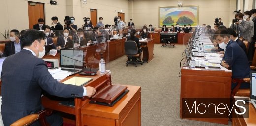 윤관석 위원장이 지난달 21일 서울 여의도 국회 604호에서 열린 2020국정감사 계획서 채택의 건-국정감사 증인 출석요구의 건 등 관련 국회 정무위원회 전체회의를 주재하고 있다./사진=임한별 기자