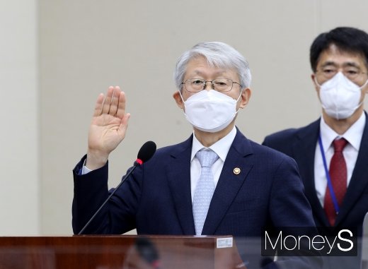 ​최기영 과기정통부 장관이 7일 오전 서울 여의도 국회에서 열린 과학기술정보방송통신위원회의 과학기술정보통신부 등에 대한 국정감사에 출석해 질의에 답했다. /사진=장동규 기자