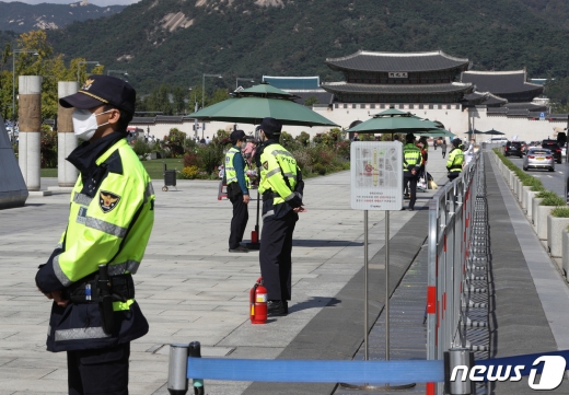 5일 오후 서울 광화문광장에서 경찰이 집회 등을 대비해 경계 근무를 서고 있다. . 2020.10.5/뉴스1 © News1 신웅수 기자