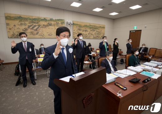 [사진] [국감] 증인선서하는 최교진 교육감