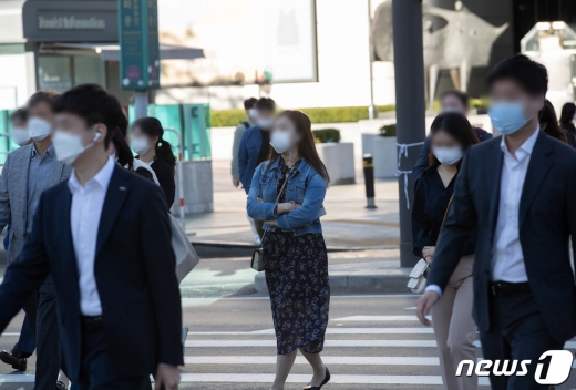 [사진] 쌀쌀한 날씨에 '잔뜩 웅크린 채'