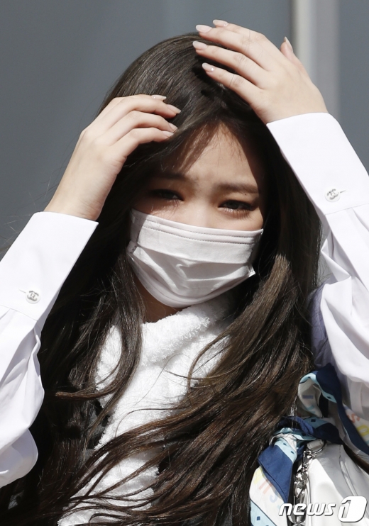 블랙핑크(BLACKPINK) 제니가 8일 오후 경기도 고양시 일산 JTBC에서 열린 JTBC 예능프로그램 '아는 형님' 녹화를 위해 출근을 하고 있다. 블랙핑크는 최근 신곡 '러브식 걸스'(Lovesick Girls) 뮤직비디오 속 간호사 유니폼이 나오는 장면이 ‘성적 대상화’ 논란에 휩싸여 곤욕을 치르고 있다. 2020.10.8/뉴스1 © News1 권현진 기자