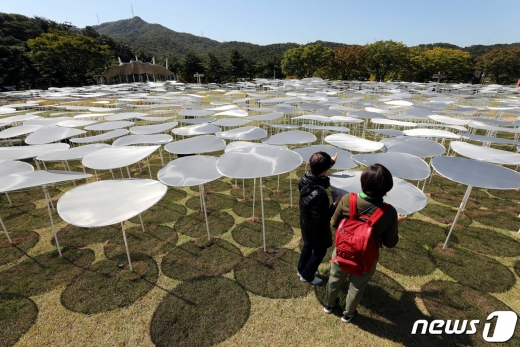 [사진] 쉼터와 같은 작품 설치된 국립현대미술관 과천관