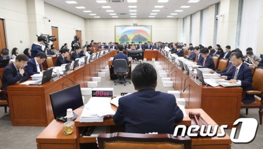 지난해 열린 20대 국회 정무위원회 모습. 실손보험 청구 간소화 관련 법안이 21대 국회를 통과할 지 관심이 쏠린다./사진=뉴스1DB