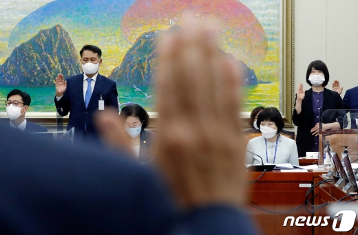 서보신 현대자동차 생산품질담당 사장(왼쪽)이 8일 서울 여의도 국회 정무의원회에서 열린 국정감사에서 증인으로 출석해 선서를 하고 있다. /사진=뉴스1