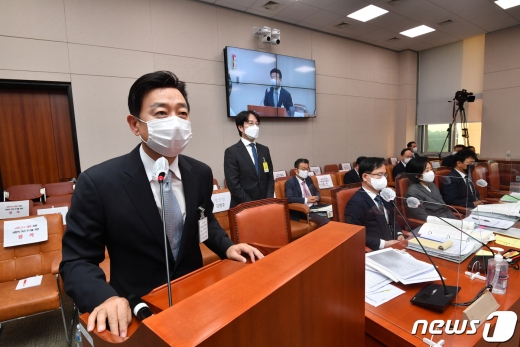[사진] [국감] 질의응답하는 강신봉 딜리버리히어로코리아 대표