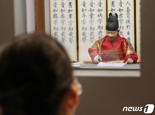 한글날을 하루 앞둔 8일 서울 용산구 국립한글박물관을 찾은 시민들이 한글의 의미를 되새기며 박물관을 둘러보고 있다. 2020.10.8/뉴스1 © News1 이성철 기자