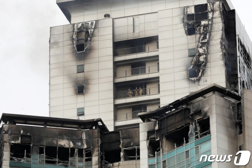 9일 오후 울산 남구 달동 삼환아르누보 주상복합아파트 화재 현장에서 소방관들이 건물 내부에 진입해 있다. 소방당국은 이날 오후 12시35분쯤 14시간 30여분 만에 초진을 완료했다고 밝혔다./사진=뉴스1