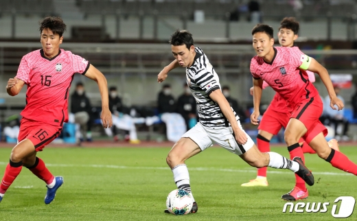9일 고양종합운동장에서 '2020 하나은행컵 축구국가대표팀 vs 올림픽대표팀 친선경기'가 열렸다. 사진은 올림픽대표팀 송민규의 득점장면 /사진=뉴스1 이동해 기자
