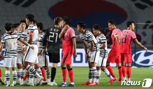 9일 오후 경기도 고양시 고양종합운동장에서 열린 '2020 하나은행컵 축구국가대표팀과 올림픽대표팀 친선경기' 1차전에서 양 팀이 2골을 주고받으며 스코어 2:2 무승부를 기록, 경기 후 인사를 나누고 있다. /사진=뉴스1 이동해 기자