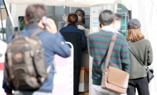 9일 오전 서울 중구 국립중앙의료원에 마련된 선별진료소에서 시민들이 신종 코로나바이러스 감염증(코로나19) 진단 검사를 받기 위해 대기하고 있다./사진=뉴스1 김진환 기자