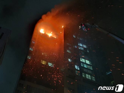 문재인 대통령이 울산 아파트 화재 사고와 관련해 소방관들에게 감사인사를 전했다. / 사진=뉴스1
