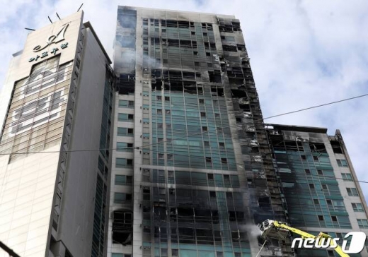지난 8일 울산의 33층짜리 주상복합 아파트에서 발생한 대형화재의 최초 발화지점이 ‘3층 테라스’일 가능성이 제기됐다.  /사진=뉴스1
