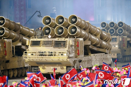 (평양 노동신문=뉴스1) = 북한 노동당 기관지 노동신문은 10일 당 창건 75주년을 맞아 진행된 열병식 소식을 1~11면에 걸쳐 보도했다. 신문은 이날 열병식에서 공개된 신형 대륙간탄도미사일(ICBM)과 신형 잠수함발사탄도미사일(SLBM), 초대형방사포, 대구경조종방사포 등 여러 종류의 무기를 게재했다. 사진은 6연장 초대형 방사포로 추정되는 새로운 무기체계다. [국내에서만 사용가능. 재배포 금지. DB 금지. For Use Only in the Republic of Korea. Redistribution Prohibited] rodongphoto@news1.kr