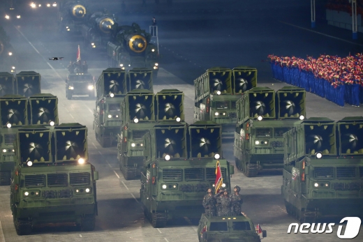 (평양 노동신문=뉴스1) = 북한 노동당 기관지 노동신문은 10일 당 창건 75주년을 맞아 진행된 열병식 소식을 1~11면에 걸쳐 보도했다. 사진은 북한판 에이테킴스로 불리는 전술지대지미사일. [국내에서만 사용가능. 재배포 금지. DB 금지. For Use Only in the Republic of Korea. Redistribution Prohibited] rodongphoto@news1.kr