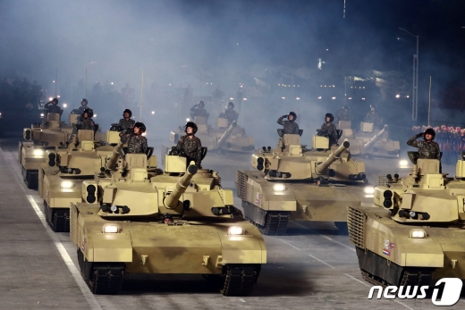 (평양 노동신문=뉴스1) = 북한 노동당 기관지 노동신문은 10일 당 창건 75주년을 맞아 진행된 열병식 소식을 1~11면에 걸쳐 보도했다. 사진은 열병식에서 첫 선을 보인 신형 전차. [국내에서만 사용가능. 재배포 금지. DB 금지. For Use Only in the Republic of Korea. Redistribution Prohibited] rodongphoto@news1.kr