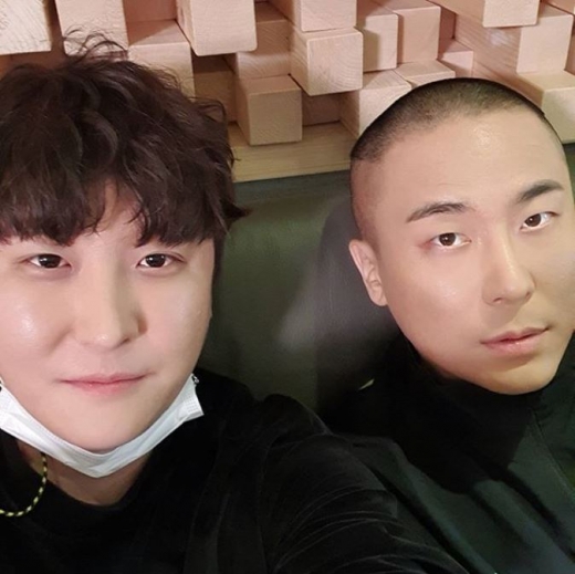 환불원정대 '돈 터치 미' 작곡가인 라도(오른쪽)에 대한 누리꾼들의 관심이 뜨겁다. /사진=라도 인스타그램 