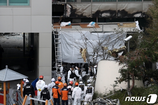 지난 11일 대형 화재가 발생한 울산 남구 달동 삼환아르누보 주상복합아파트에서 국립과학수사연구원과 경찰, 소방 등 관계당국이 2차 합동감식을 하고 있다./사진=뉴스1DB