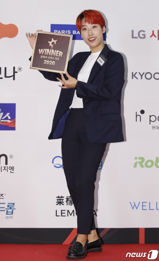 재재가 12일 오후 서울 중구 신라호텔에서 열린 ‘2020 올해의 브랜드 대상’ 시상식에 참석해 포즈를 취하고 있다. 2020.10.12/뉴스1 © News1 권현진 기자