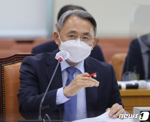 모종화 병무청장이 13일 오전 서울 여의도 국회 국방위원회에서 열린 국정감사에서 의원들의 질의에 답하고 있다. 2020.10.13/뉴스1 © News1 신웅수 기자