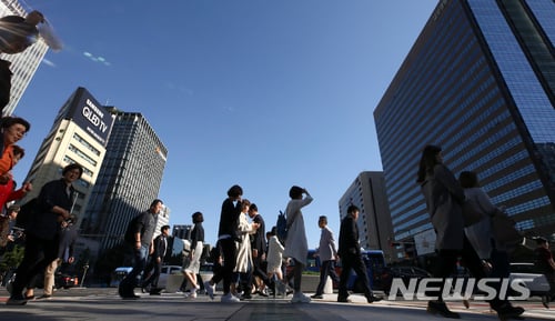 중노년층 중 불안한 노후준비 때문에 40대들의 불안심리가 가장 높은 것으로 나타났다. 삼성생명 인생금융연구소는 이러한 불안심리를 잡을 방법 중 하나로 보험 상품 가입을 꼽았다./사진-뉴시스DB