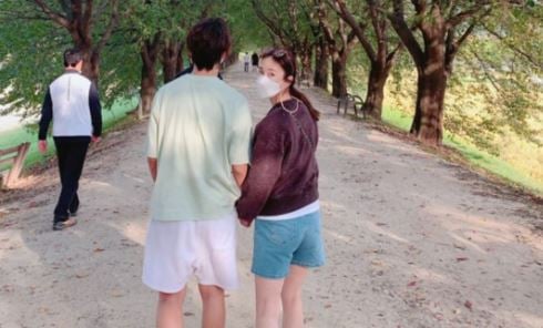 배우 오연수(50)가 아들과 함께한 여행인증샷을 게재했다. /사진=오연수 인스타그램