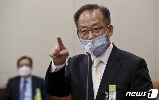 [사진] [국감] 답변하는 이창석 교수